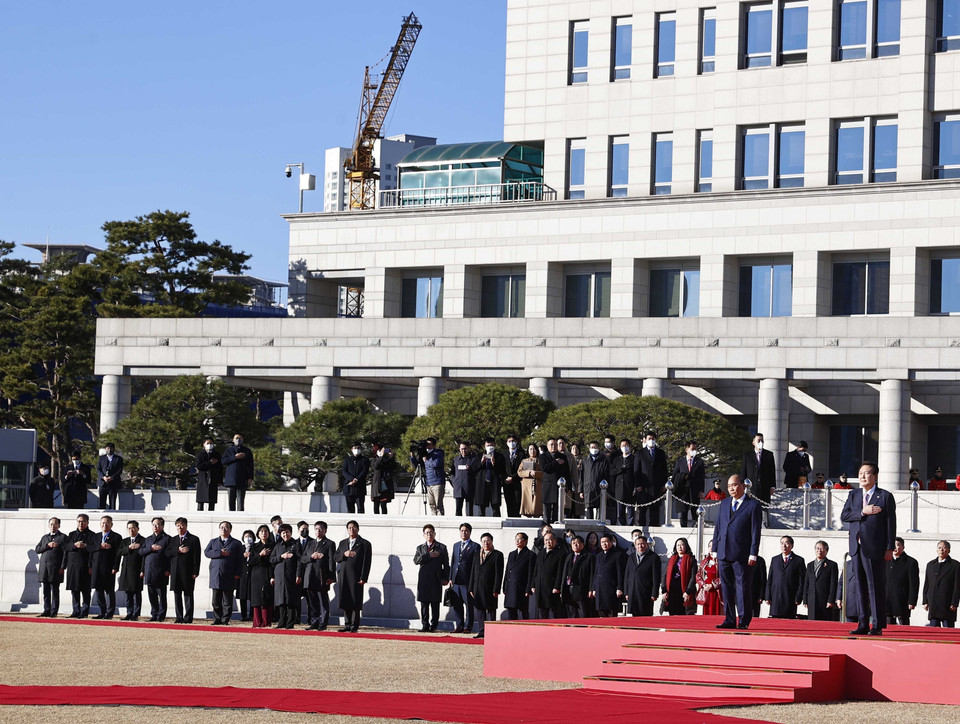 Cử hành quốc ca hai nước tại lễ đón. (Ảnh: Thống Nhất/TTXVN)
