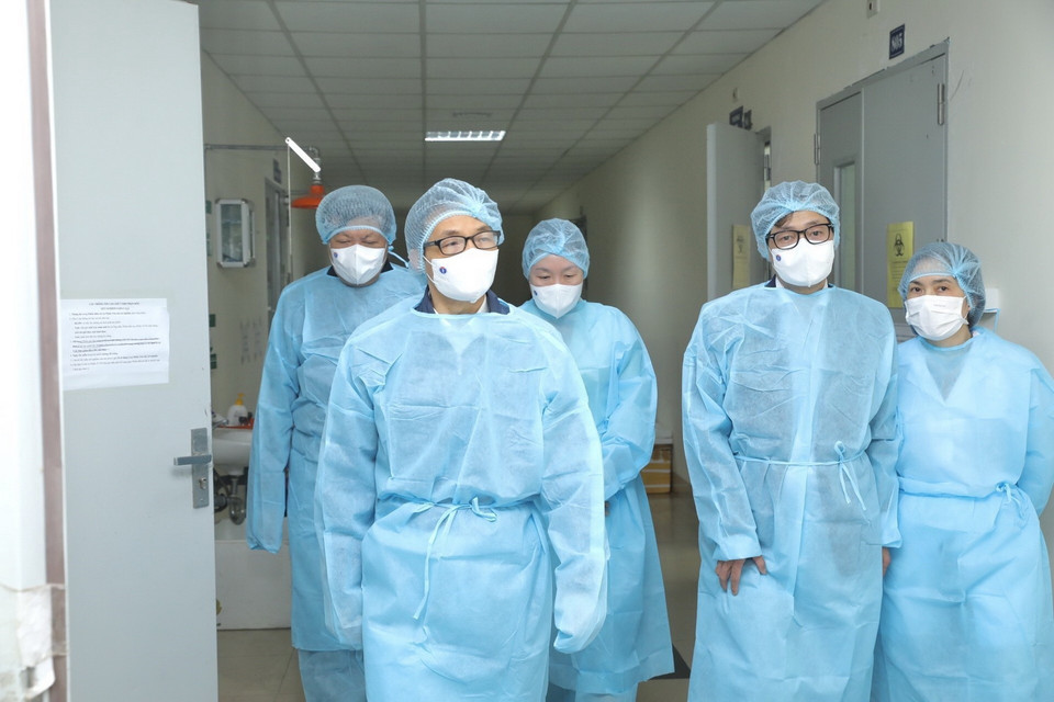  Phó Thủ tướng Vũ Đức Đam và các đại biểu thăm khu làm xét nghiệm COVID-19 tại CDC Hà Nội. (Ảnh: Minh Quyết/TTXVN)