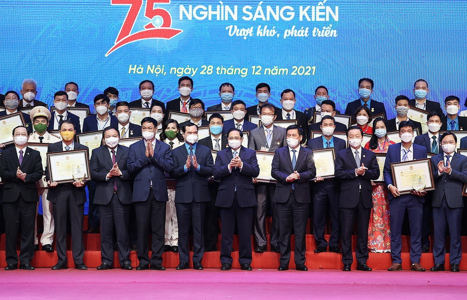 Các điển hình xuất sắc tiêu biểu cùng Thủ tướng Phạm Minh Chính. (Ảnh: Dương Giang/TTXVN)