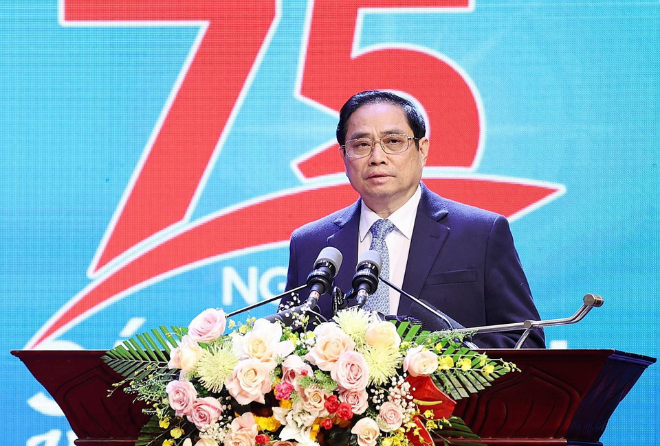 Thủ tướng Phạm Minh Chính tuyên dương các điển hình cá nhân và tập thể xuất sắc. (Ảnh: Dương Giang/TTXVN)