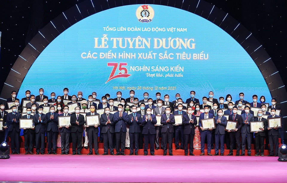 Thủ tướng Phạm Minh Chính với các điển hình xuất sắc tiêu biểu. (Ảnh: Dương Giang/TTXVN)