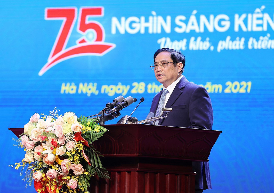  Thủ tướng Phạm Minh Chính tuyên dương các điển hình xuất sắc. (Ảnh: Dương Giang/TTXVN)