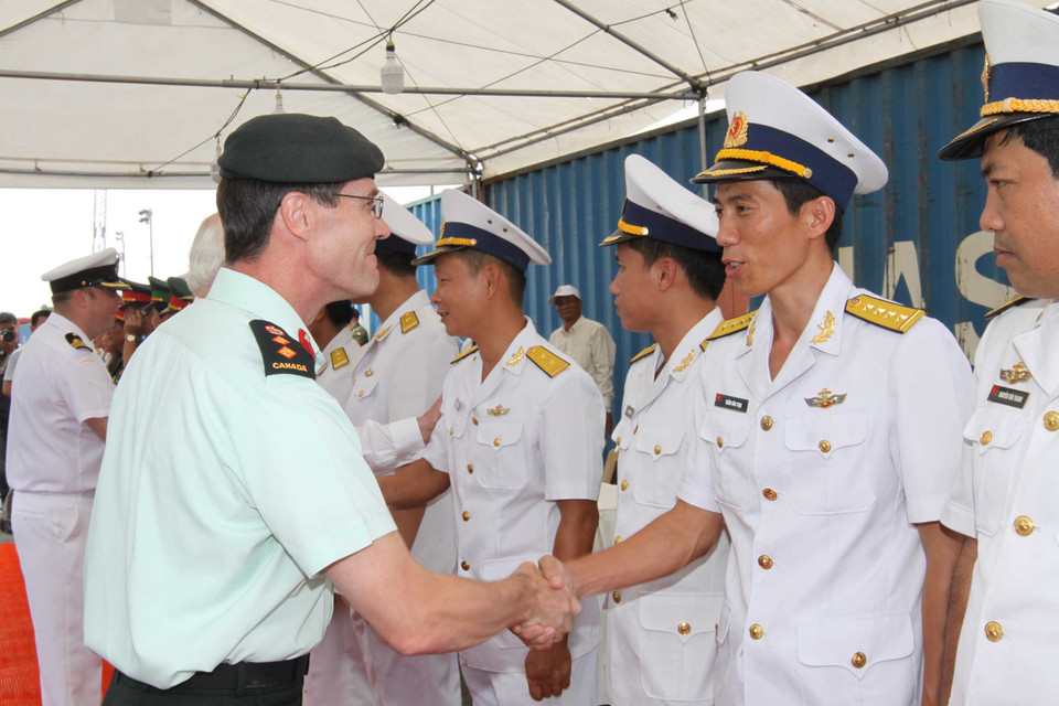 Thủy thủ tàu HMCS Vancouver và Lực lượng Hải quân Việt Nam. (Ảnh: Thanh Vũ/TTXVN) 