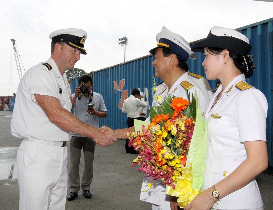 Đón sỹ quan và thủy thủ tàu HMCS Vancouver. (Ảnh: Thanh Vũ/TTXVN)