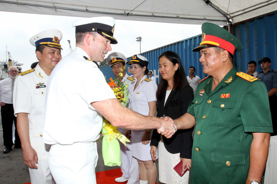Đón sỹ quan và thủy thủ tàu HMCS Vancouver. (Ảnh: Thanh Vũ/TTXVN) 