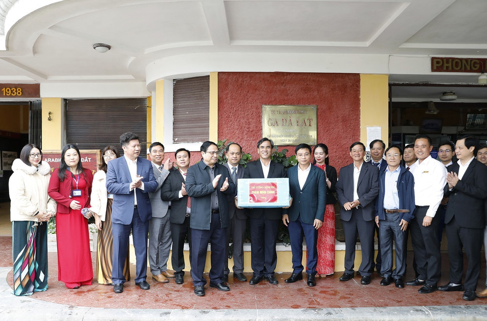 Thủ tướng Phạm Minh Chính tặng quà cho ban quản lý Di tích Lịch sử-Văn hóa Quốc gia Ga Đà Lạt. (Ảnh: Dương Giang/TTXVN)
