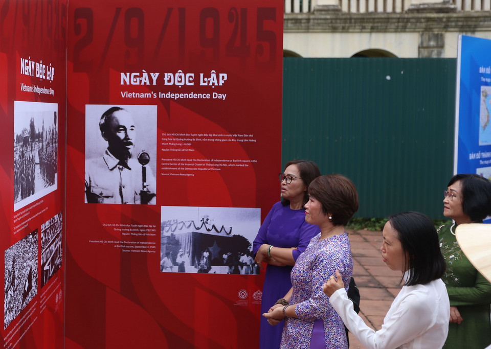 Khách tham quan triển lãm. (Ảnh: Hoàng Hiếu/TTXVN)