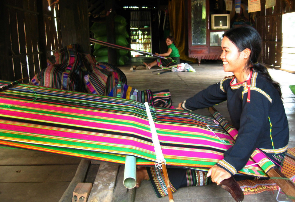 Người Ê Đê ở huyện Krông Bông nỗ lực bảo tồn nghề dệt thổ cẩm. (Ảnh: TTXVN phát)