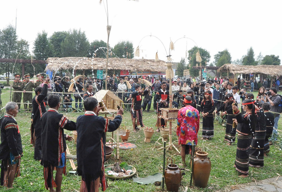 Lễ cúng cầu mưa của người Ê Đê ở huyện Krông Bông. (Ảnh: TTXVN phát)