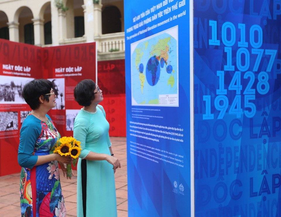 Khách tham quan triển lãm. (Ảnh: Hoàng Hiếu/TTXVN)