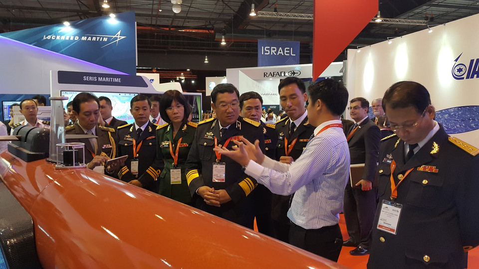 Chuẩn Đô đốc Phạm Hoài Nam cùng các đại biểu đoàn Việt Nam nghe giới thiệu về thiết bị dạy không người lái.