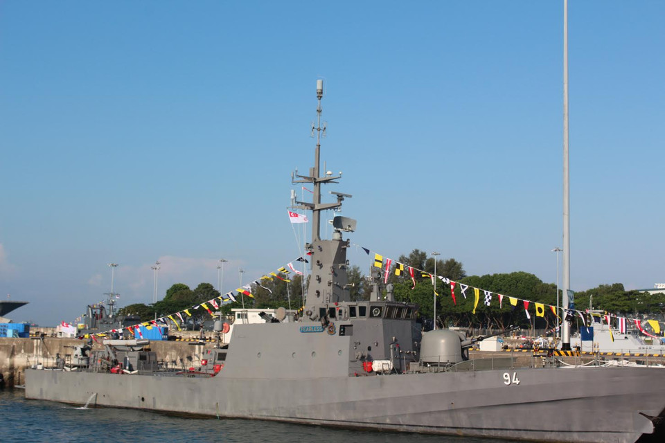 Tàu tuần tiễu Fearless (94) của Hải quân Singapore.