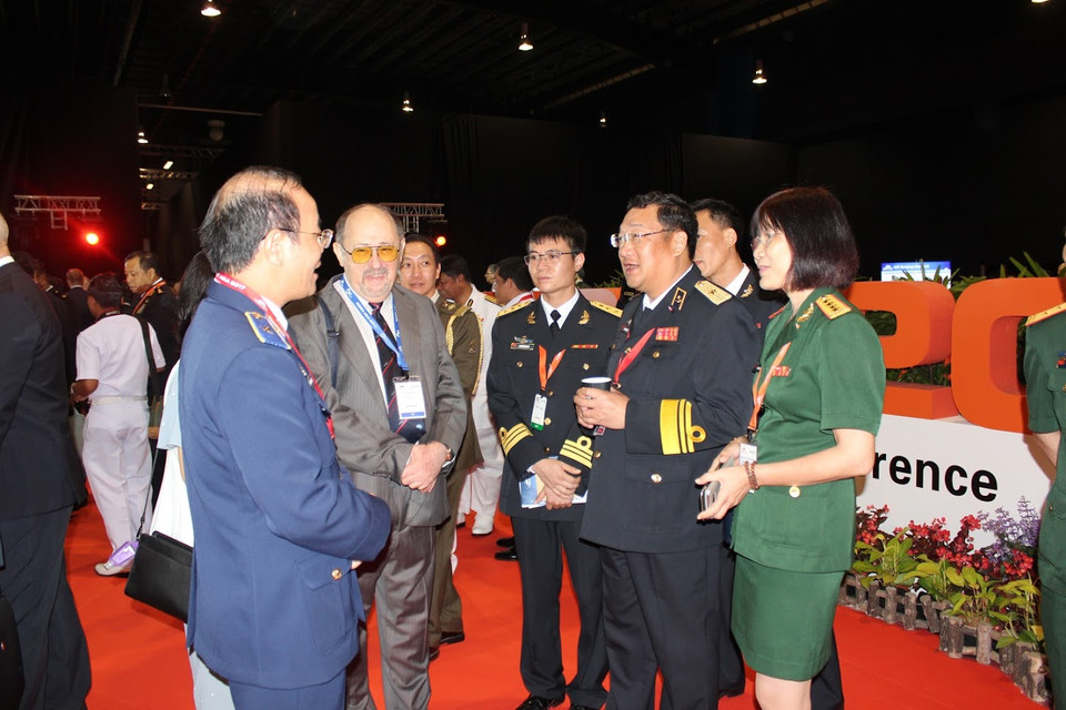 Chuẩn Đô đốc Phạm Hoài Nam gặp gỡ các khách mời trước khi tham dự lễ khai mạc Triển lãm IMDEX Assia 2017.