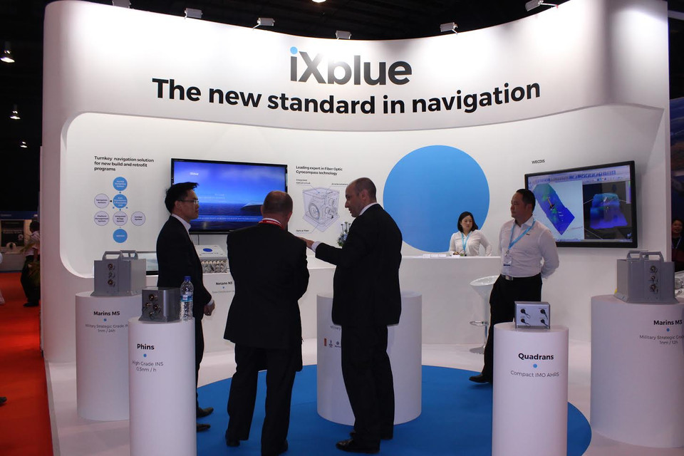 Gian hàng Công ty IXBLUE (Pháp) giới thiệu các thiết bị dẫn đường tiêu chuẩn mới.