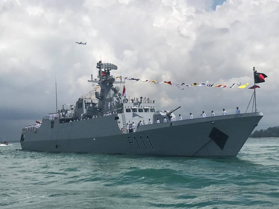 Tàu khu trục HMNZS Te Mana (F111) của New Zealand trình diễn tại lễ duyệt binh.