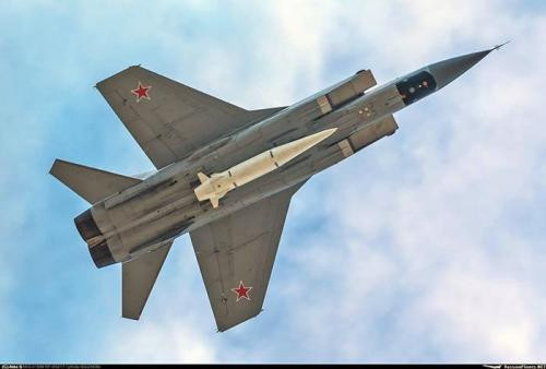 Máy bay MiG 31 mang tên lửa siêu vượt âm Kinzhal. (Nguồn: Sputnik)