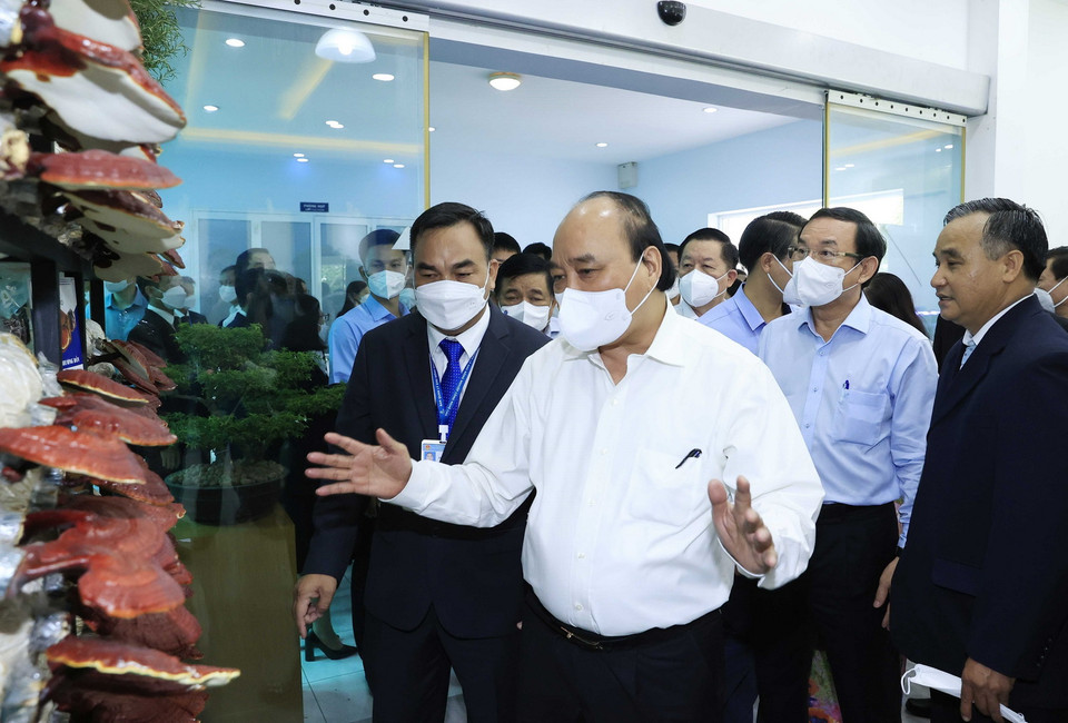 Chủ tịch nước Nguyễn Xuân Phúc thăm Phòng trưng bày sản phẩm nông nghiệp công nghệ cao. (Ảnh: Thống Nhất/TTXVN)