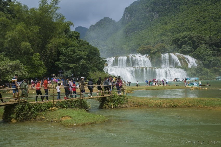 Rất đông du khách đến chiêm ngưỡng vẻ đẹp của thác Bản Giốc. (Ảnh: Trọng Đạt/TTXVN)