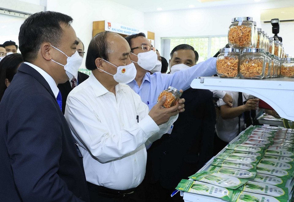 Chủ tịch nước Nguyễn Xuân Phúc thăm Phòng trưng bày sản phẩm nông nghiệp công nghệ cao. (Ảnh: Thống Nhất/TTXVN)