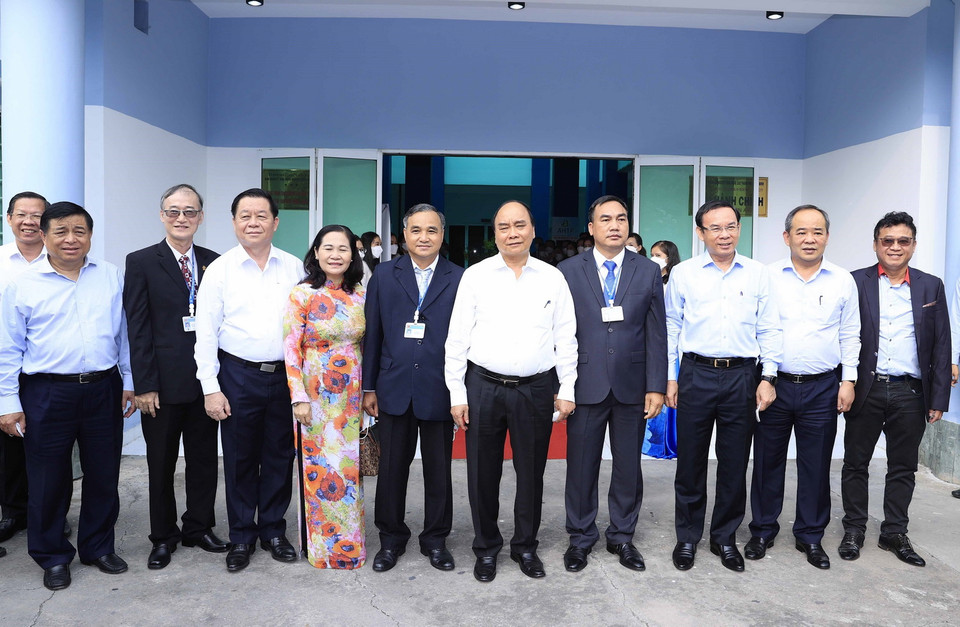 Chủ tịch nước Nguyễn Xuân Phúc với Ban lãnh đạo Khu nông nghiệp công nghệ cao Thành phố Hồ Chí Minh. (Ảnh: Thống Nhất/TTXVN)