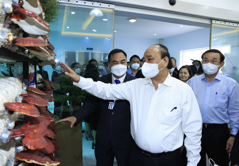 Chủ tịch nước Nguyễn Xuân Phúc thăm Phòng trưng bày sản phẩm nông nghiệp công nghệ cao. (Ảnh: Thống Nhất/TTXVN)