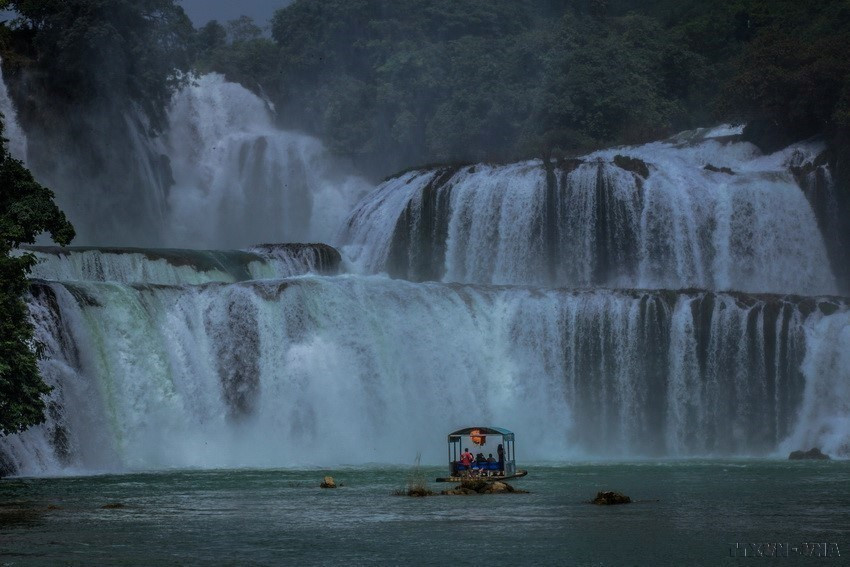 Đến du lịch thác Bản Giốc có dịch vụ chèo thuyền ra sông ngắm thác để du khách chiêm ngưỡng và cảm nhận thác nước ở tầm gần. (Ảnh: Trọng Đạt/TTXVN)