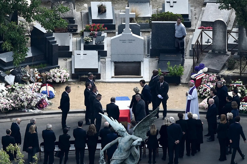 Con gái cố Tổng thống Jacques Chirac và gia quyến tại lễ tang ở thủ đô Paris ngày 30/9. (Ảnh: AFP/TTXVN)