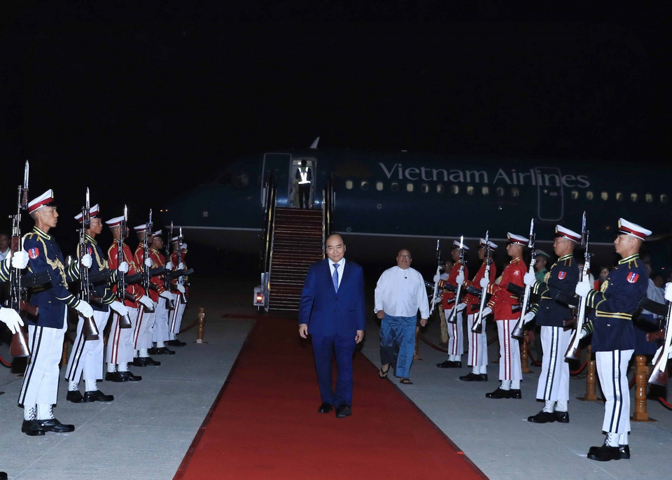 Lễ đón Thủ tướng Nguyễn Xuân Phúc tại sân bay quốc tế Nay Pyi Taw. (Ảnh: Thống Nhất/TTXVN)