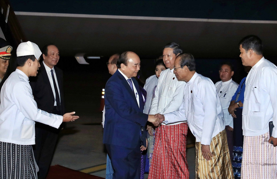 Đón Thủ tướng Nguyễn Xuân Phúc và đoàn tại sân bay có Bộ trưởng Bộ Giáo dục Myo Thein Gyi; Thủ hiến Nay Pyi Taw Myo Aung; Đại sứ Myanmar tại Việt Nam. (Ảnh: Thống Nhất/TTXVN)