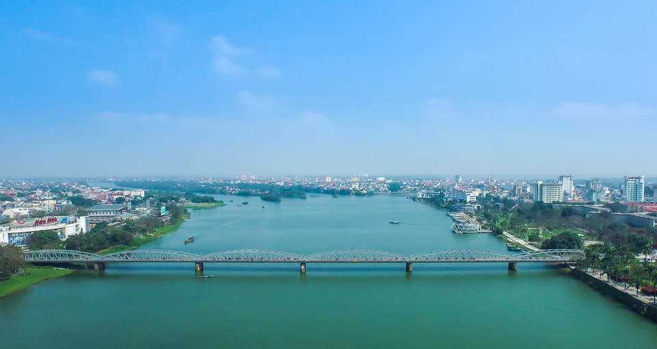 Cầu Trường Tiền nối hai bờ sông Hương