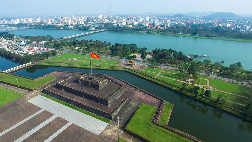 Từ Kỳ Đài nhìn về Trung tâm Thành phố và phía xa là núi Ngự Bình