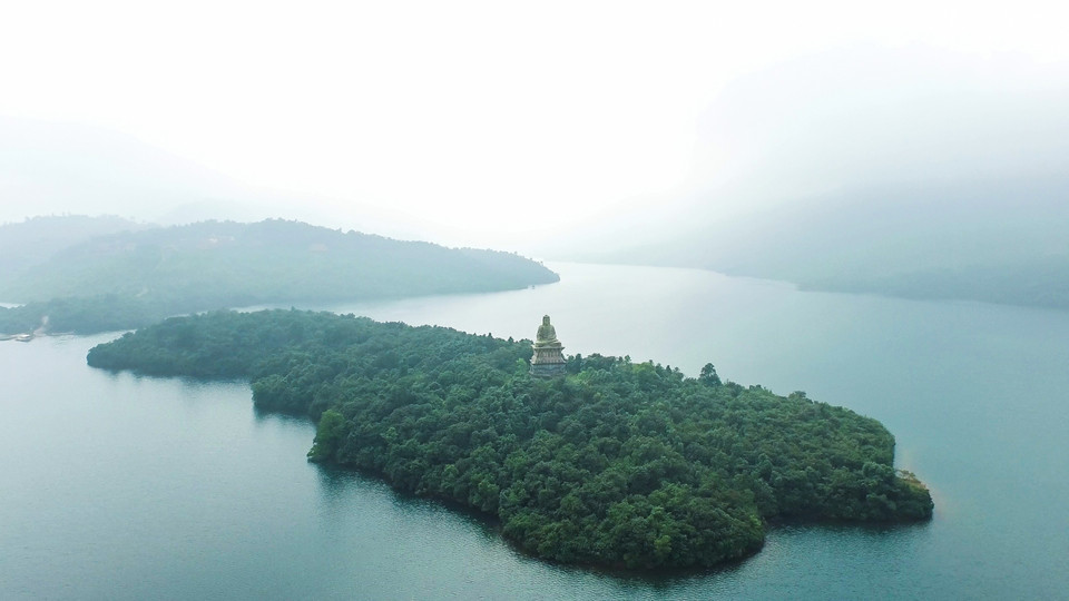 Tượng Phật Thích Ca với tư thế đang ngồi thiền uy nghi được tạc từ đá, cao 24m và nặng 1500 tấn...