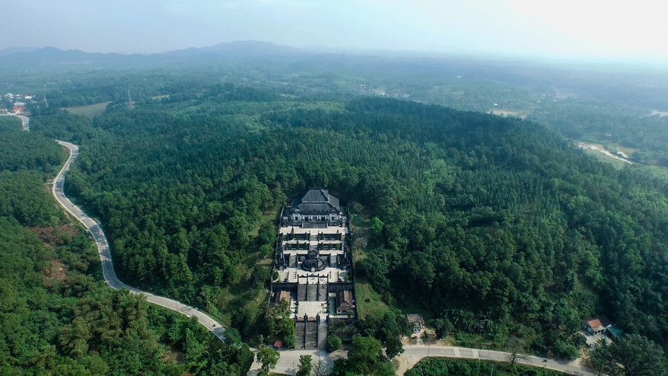 Lăng Khải Định nằm giữa rừng cây xanh ngút ngàn