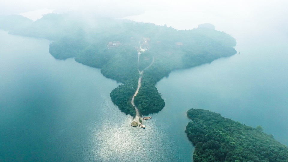 Giữa bát ngát sóng nước hồ Truồi, Thiền Viện Trúc Lâm Bạch Mã ẩn hiện trong màu lam khói như bức tranh thủy mặc thấp thoáng tuyệt đẹp.