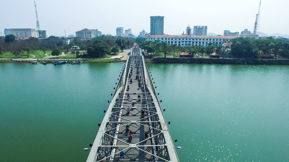 Dòng người vẫn hàng ngày xuôi ngược qua cây cầu có tuổi đời hàng trăm năm.