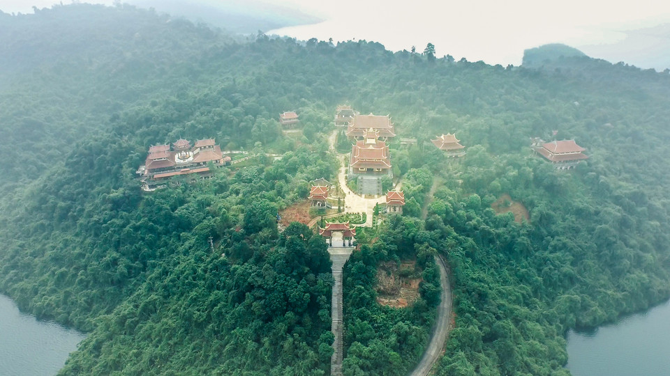 Toàn cảnh Trúc Lâm Thiền Viện Bạch Mã và 172 bậc tam cấp. Thiền Viện tọa lạc trong khu vực Vườn quốc gia Bạch Mã, thuộc xã Lộc Hòa, huyện Phú Lộc, tỉnh Thừa Thiên Huế.