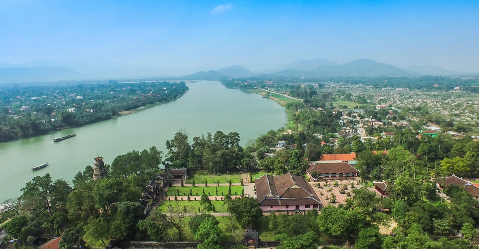 Chùa Thiên Mụ linh thiêng nằm bên bờ sông Hương êm đềm, thơ mộng. 