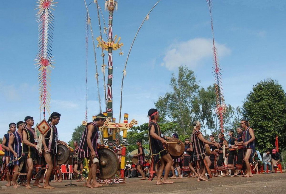 Bài cồng chiêng mừng lúa mới dân tộc Jơ Rai. (Ảnh: Sỹ Huynh/TTXVN)