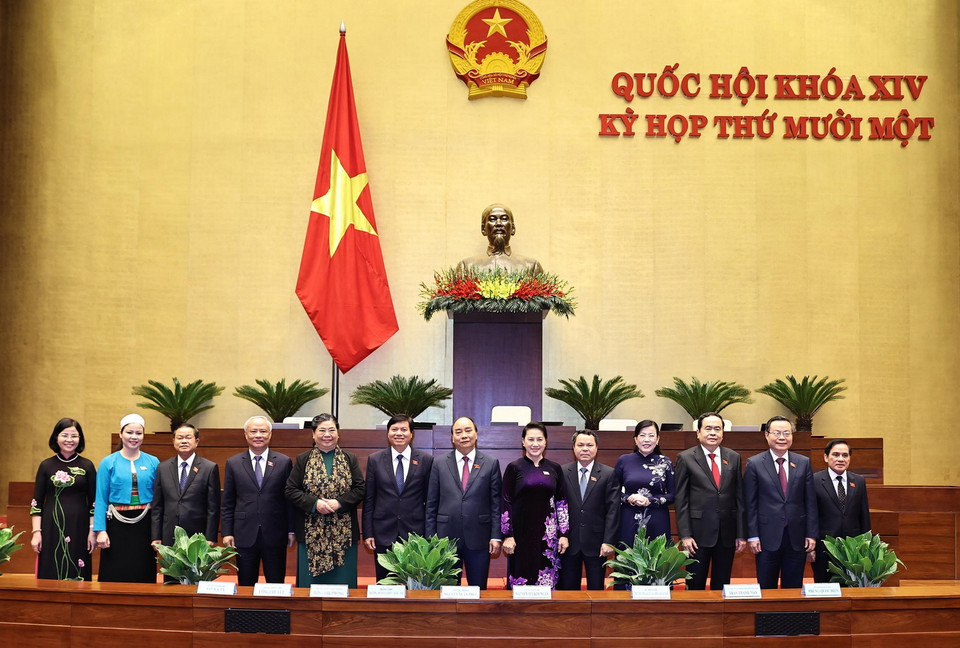 Chủ tịch Quốc hội Nguyễn Thị Kim Ngân và Thủ tướng Nguyễn Xuân Phúc với Đoàn đại biểu Quốc hội tỉnh Hòa Bình trong giờ nghỉ giải lao. (Ảnh: Trọng Đức/TTXVN)