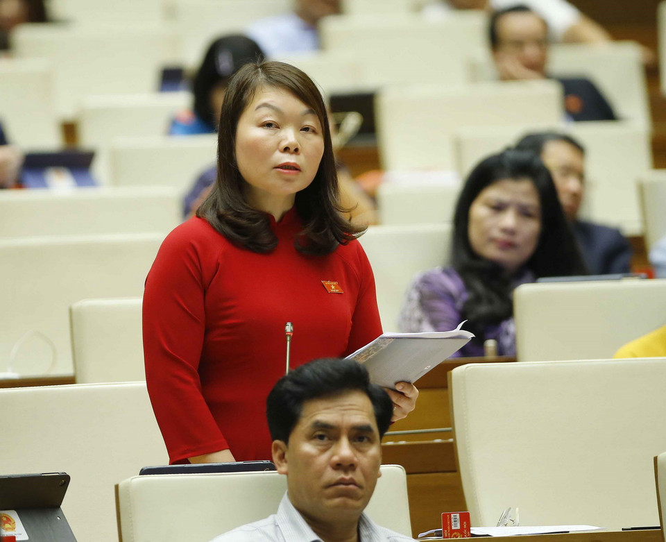 Đại biểu Quốc hội tỉnh Bắc Giang Hà Thị Lan phát biểu ý kiến. (Ảnh: Doãn Tấn/TTXVN)