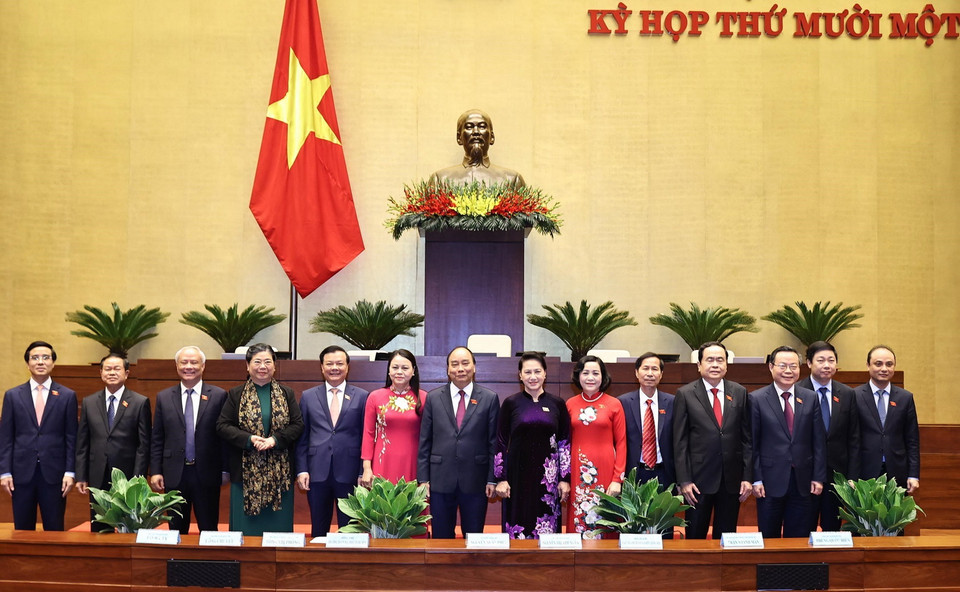 Chủ tịch Quốc hội Nguyễn Thị Kim Ngân và Thủ tướng Nguyễn Xuân Phúc với Đoàn đại biểu Quốc hội tỉnh Ninh Bình. (Ảnh: Trọng Đức/TTXVN)