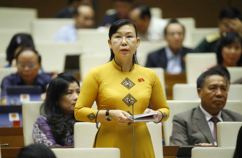 Đại biểu Quốc hội tỉnh Long An Phan Thị Mỹ Dung phát biểu ý kiến. (Ảnh: Doãn Tấn/TTXVN)