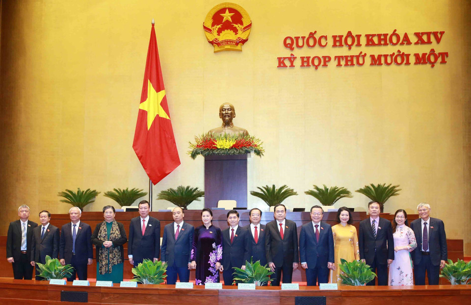 Chủ tịch Quốc hội Nguyễn Thị Kim Ngân và Thủ tướng Nguyễn Xuân Phúc với Đoàn đại biểu Quốc hội tỉnh Nam Định tại kỳ họp. (Ảnh: Phương Hoa/TTXVN)