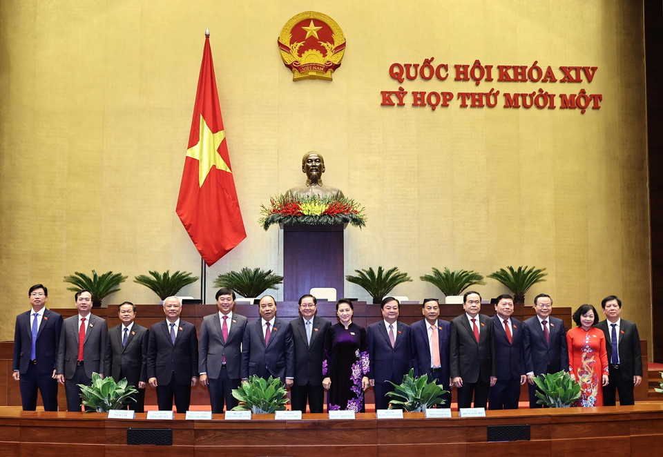 Chủ tịch Quốc hội Nguyễn Thị Kim Ngân và Thủ tướng Nguyễn Xuân Phúc với Đoàn đại biểu Quốc hội tỉnh Đồng Tháp. (Ảnh: Trọng Đức/TTXVN)