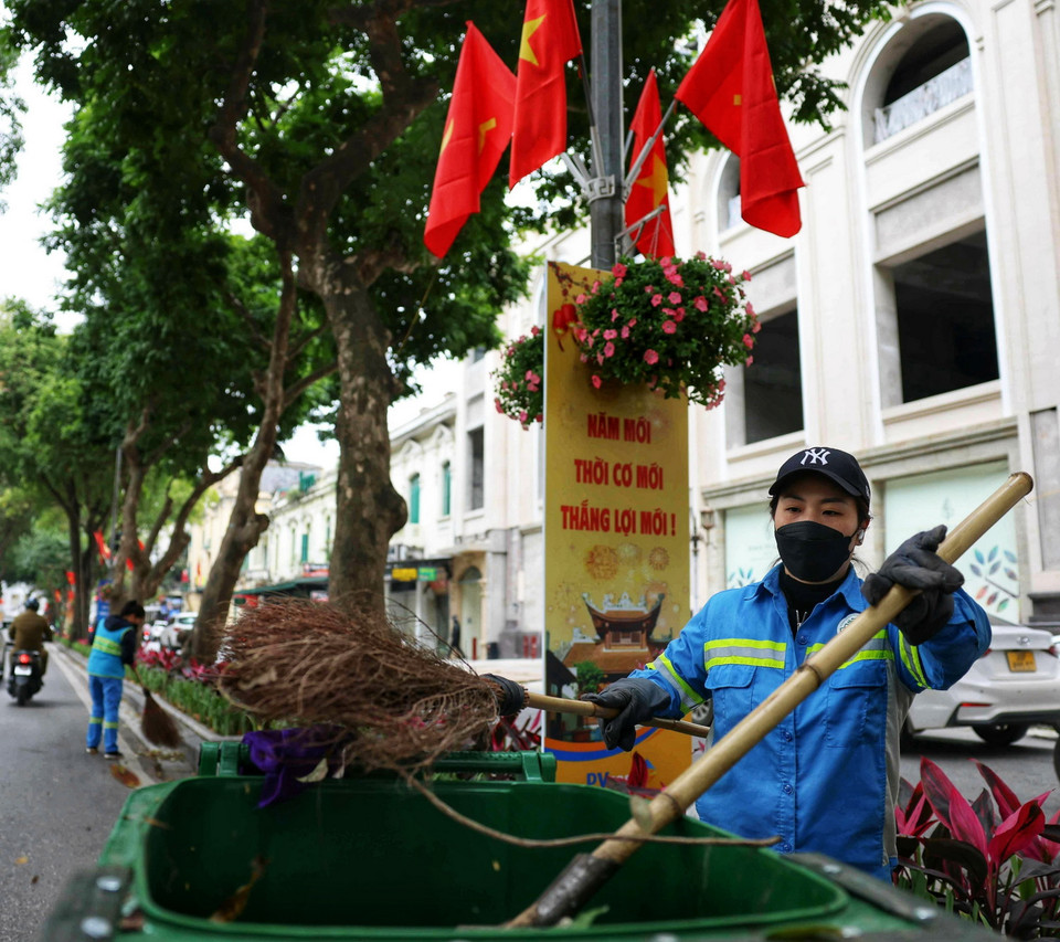 Công nhân vệ sinh môi trường dọn dẹp đường phố dịp Tết Nguyên đán Giáp Thìn 2024. (Ảnh: Thanh Tùng/TTXVN)