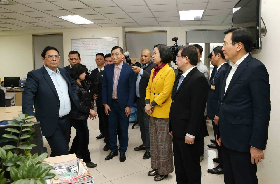 Thủ tướng Phạm Minh Chính thăm, kiểm tra công tác trực và chúc Tết tại Báo Điện tử VietnamPus của TTXVN. (Ảnh: Tuấn Anh/TTXVN)