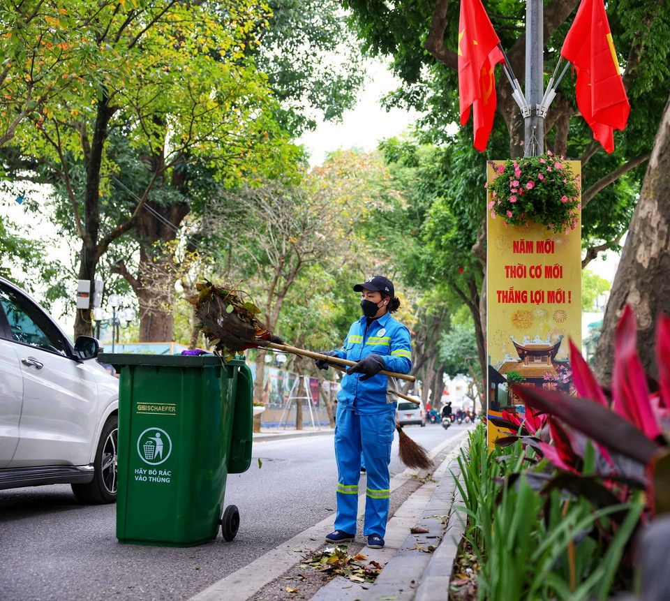 Để đảm bảo vệ sinh môi trường, các công nhân dọn dẹp vệ sinh túc trực 24/24. (Ảnh: Thanh Tùng/TTXVN)