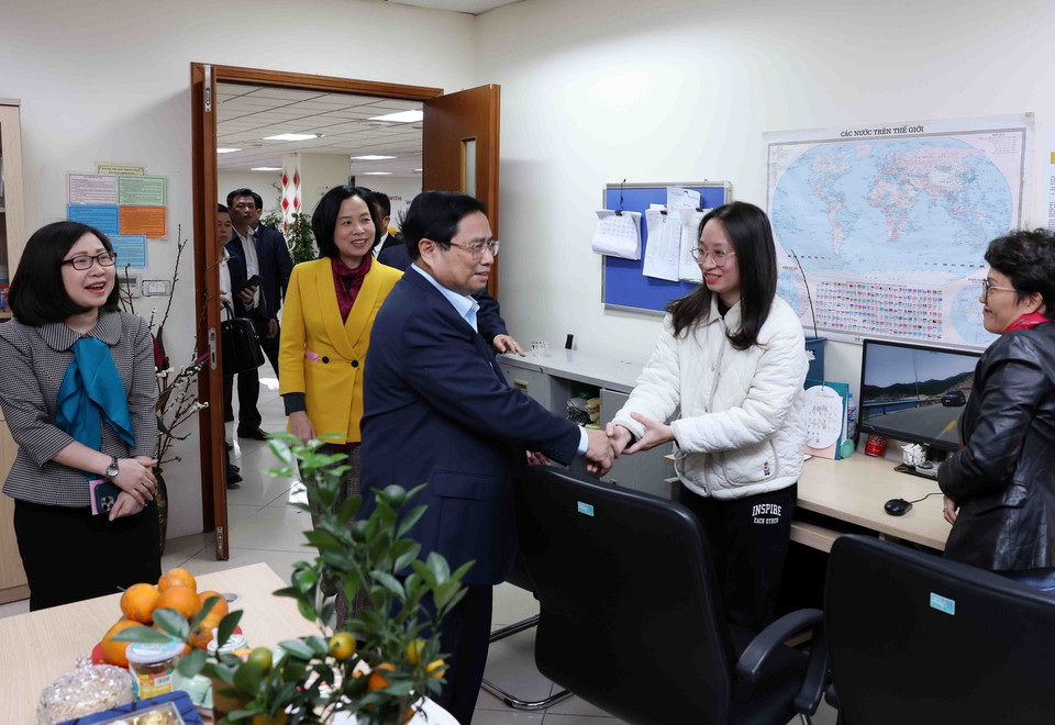 Thủ tướng Phạm Minh Chính thăm hỏi, động viên phóng viên, biên tập viên Ban Biên tập tin Thế giới. (Ảnh: Phạm Kiên/TTXVN)