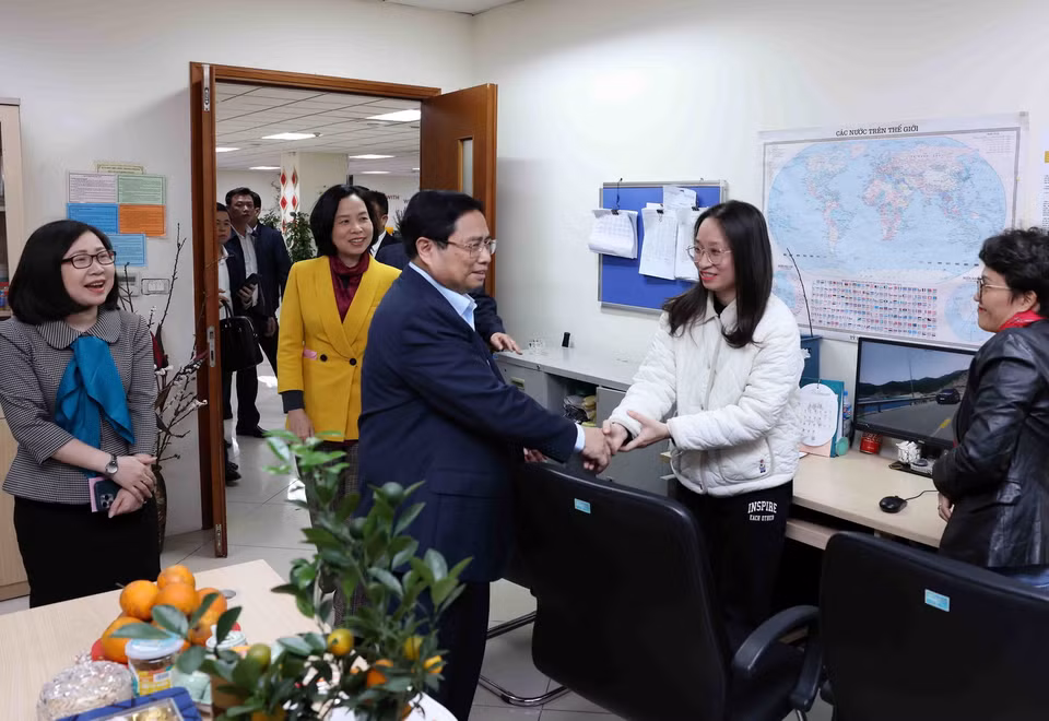 Thủ tướng Phạm Minh Chính thăm hỏi, động viên phóng viên, biên tập viên Ban Biên tập tin Thế giới. (Ảnh: Phạm Kiên/TTXVN)