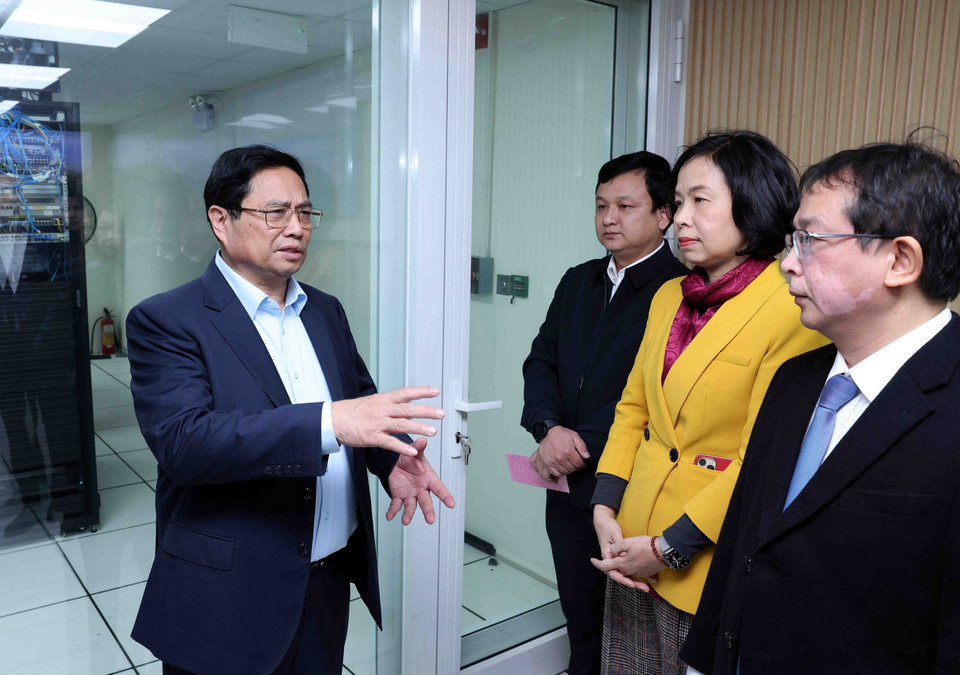 Thủ tướng Phạm Minh Chính động viên, chúc mừng năm mới cán bộ, nhân viên Trung tâm Kỹ thuật thông tấn. (Ảnh: Phạm Kiên/TTXVN)